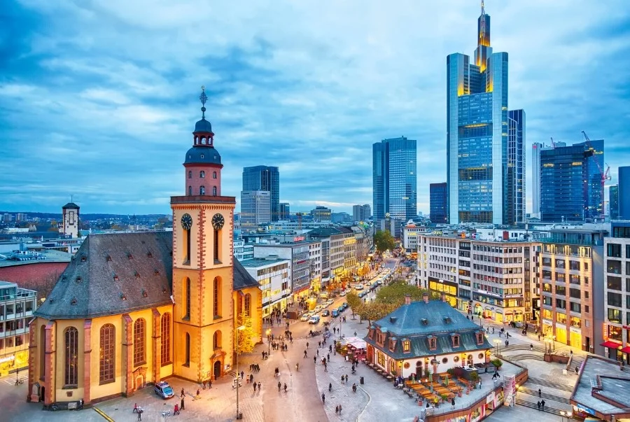 Toàn cảnh thành phố Frankfurt với các khu tài chính hiện đại