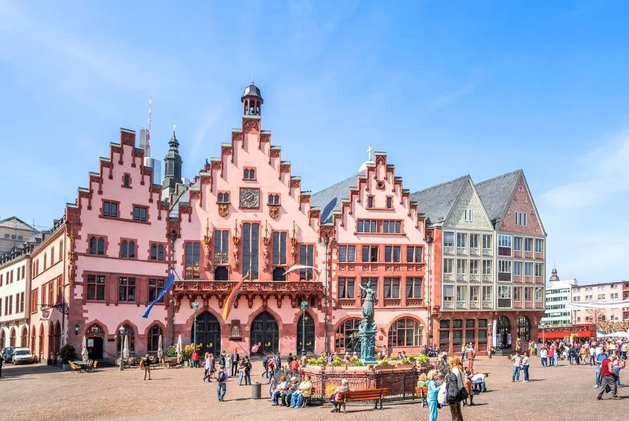 Nhà thờ Frankfurt Cathedral sở hữu tháp chuông Gothic cao gần 100 mét