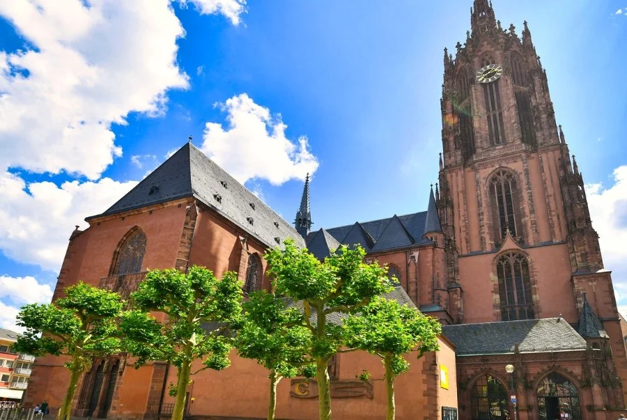 Main Tower là một trong những tòa nhà chọc trời nổi bật của Frankfurt và là điểm ngắm toàn cảnh thành phố từ trên cao