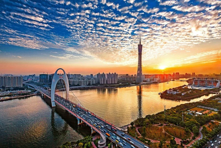 Toàn cảnh sông Châu Giang êm đềm chảy qua thành phố