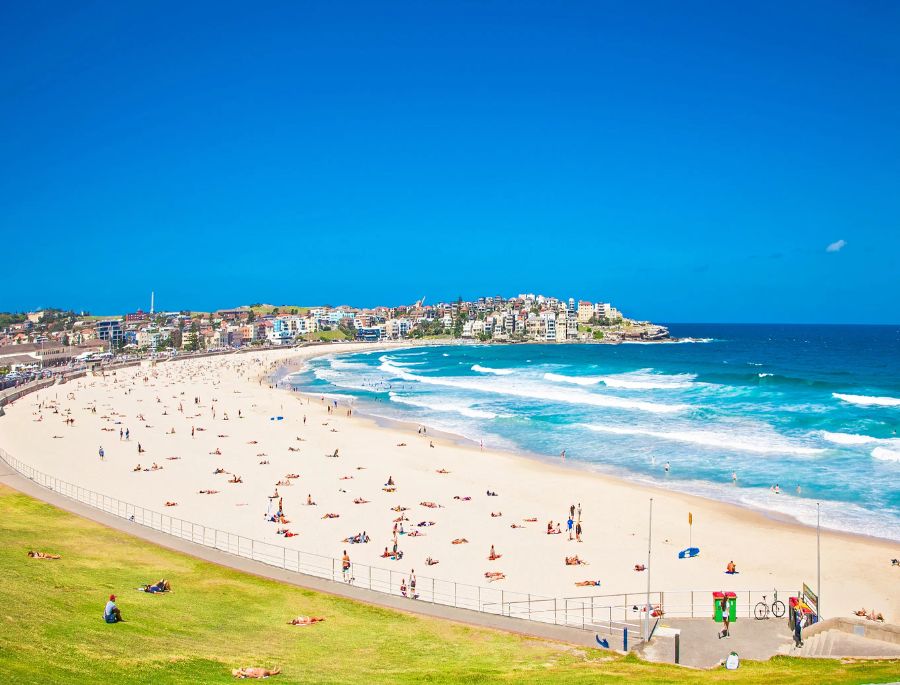 Vào mùa xuân, Bondi Beach là điểm đến lý tưởng để du khách vui chơi và tham gia vào các lễ hội nổi tiếng