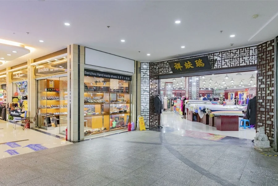 AP Plaza Shanghai là khu mua sắm nằm dưới ga tàu điện ngầm