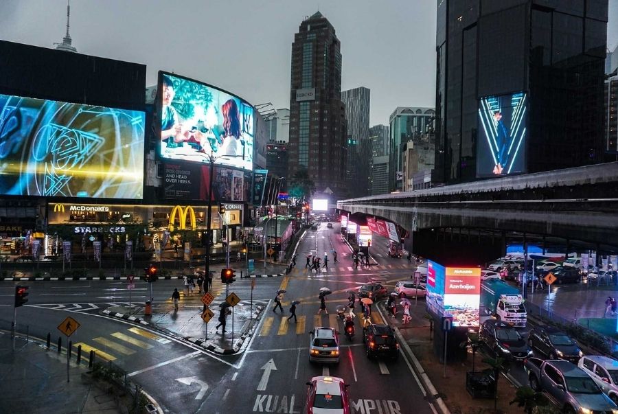 Bukit Bintang quy tụ hàng loạt các trung tâm thương mại và các cửa hàng nhỏ lẻ khác