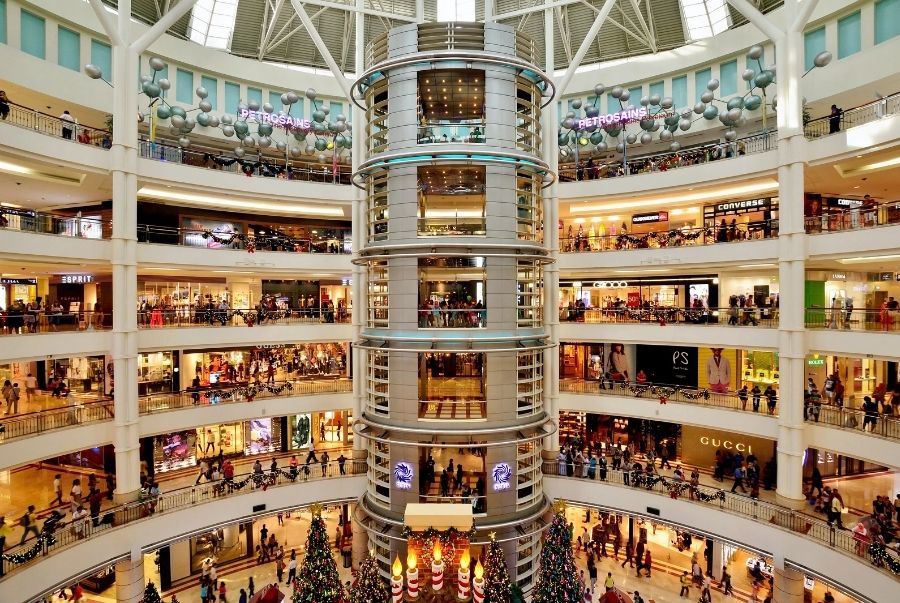 Cảnh bên trong Suria KLCC - trung tâm thương mại sầm uất ngay dưới chân tháp đôi Petronas