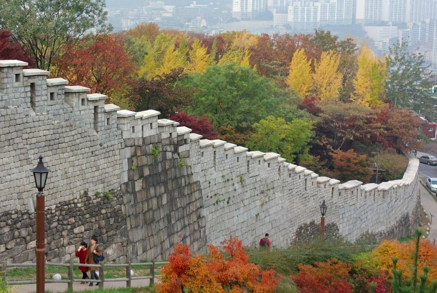 Bức tường Bugaksan 600 tuổi uy nghi giữa sắc vàng đỏ mùa thu Seoul