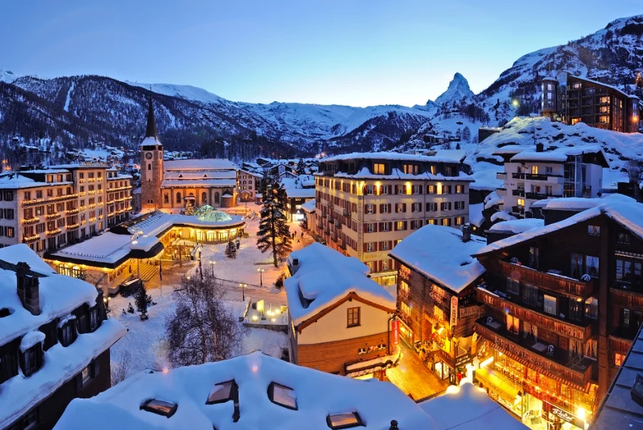 Khi màn đêm buông xuống thì Zermatt lại khoác lên mình vẻ đẹp lấp lánh cùng ánh đèn vàng ấm áp