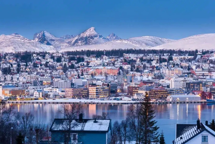 Tromsø được xem là thủ phủ mùa đông của Bắc Âu với lượng tuyết rơi dày từ tháng 11 đến tháng 3