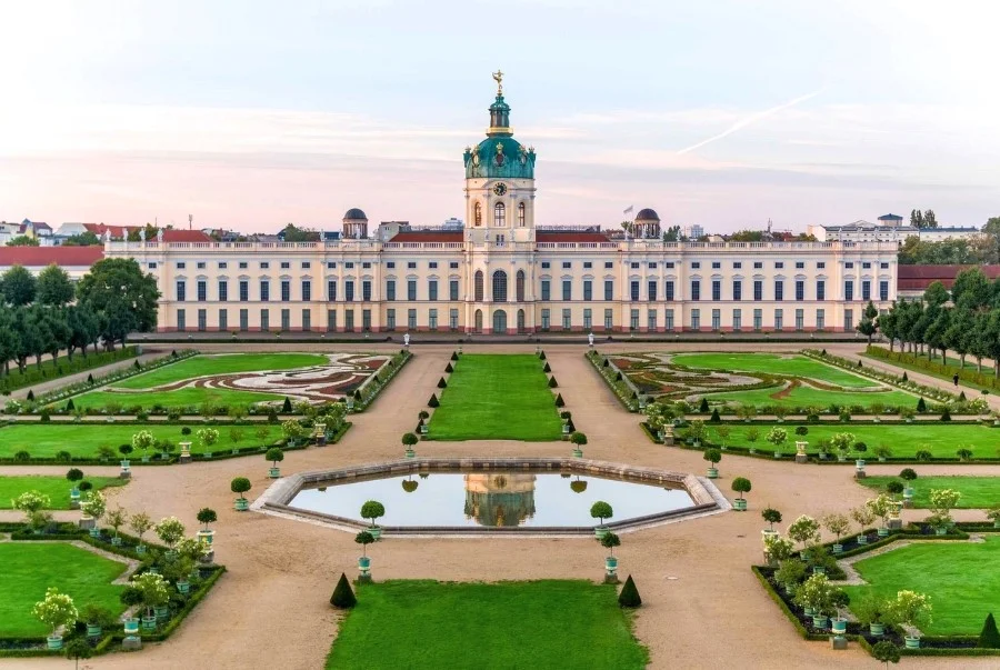 Cung điện Charlottenburg là cung điện lớn nhất Berlin với kiến trúc độc đáo