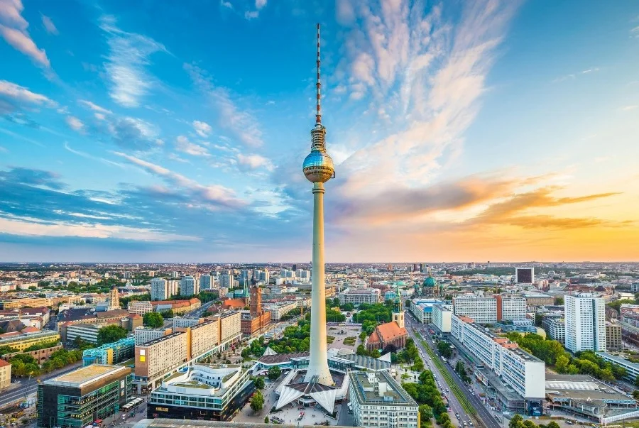 Tháp truyền hình Berlin nằm ngay tại Alexanderplatz và là công trình cao nhất nước Đức