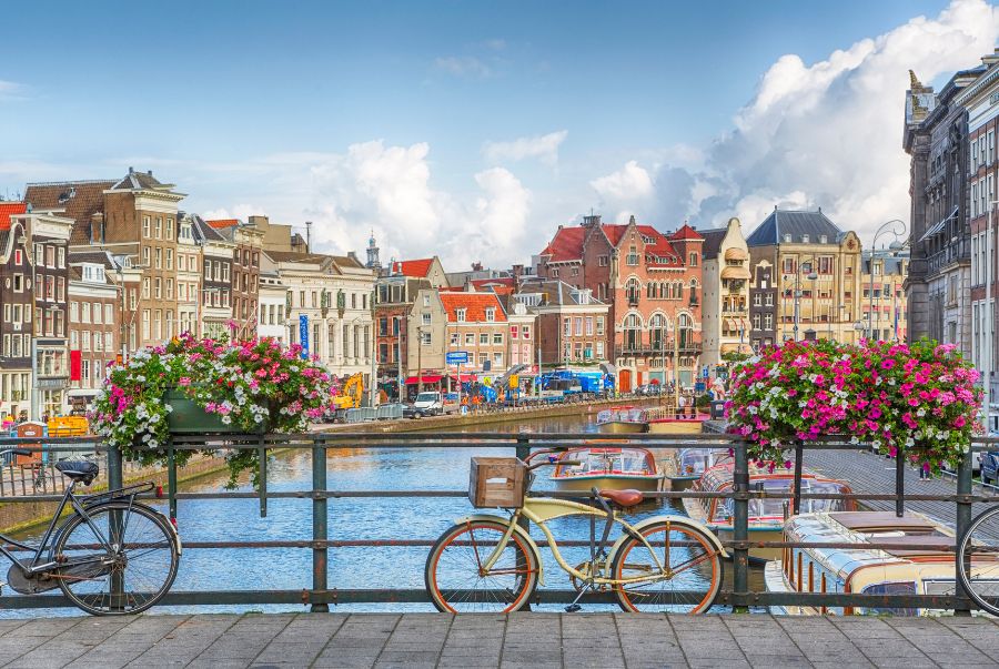 Amsterdam là thủ đô và cũng là thành phố lớn nhất, yên bình nhất tại đất nước Hà Lan