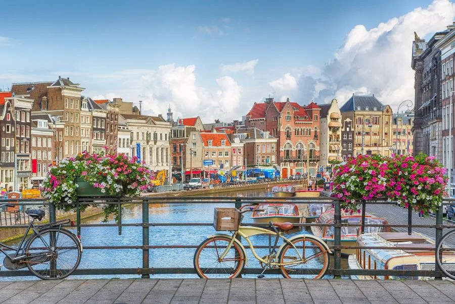 Amsterdam là thủ đô và cũng là thành phố lớn nhất, yên bình nhất tại đất nước Hà Lan