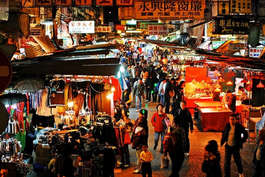 Không khí nhộn nhịp của chợ đêm Hải Khẩu với hàng trăm gian hàng sầm uất