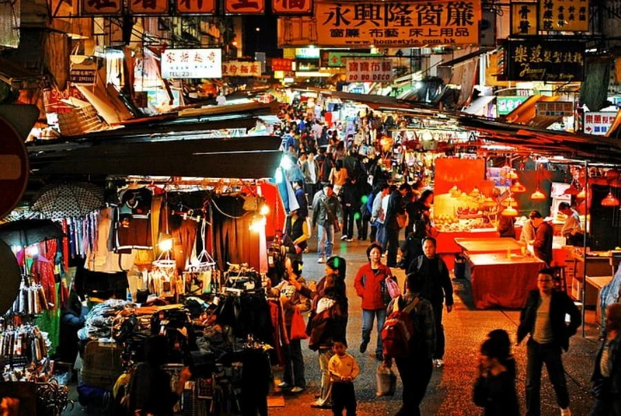 Không khí nhộn nhịp của chợ đêm Hải Khẩu với hàng trăm gian hàng sầm uất