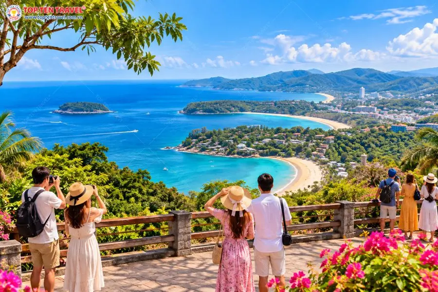 Karon Viewpoint mang đến góc nhìn toàn cảnh những bãi biển xanh ngọc và đường bờ biển tuyệt đẹp của Phuket.