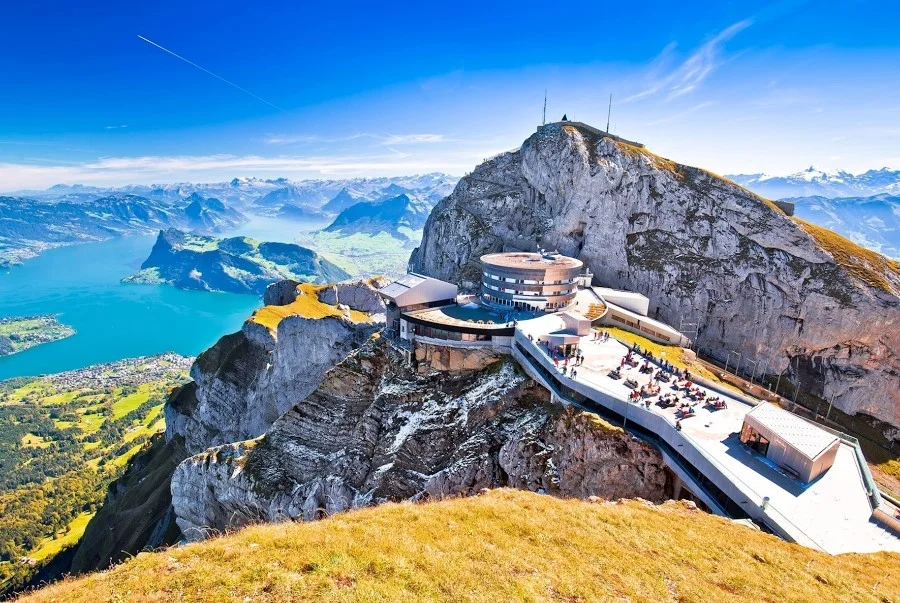 Đến đỉnh ​Pilatus du khách có thể nhìn bao quát hồ Lucerne và các dãy núi Alps trùng điệp