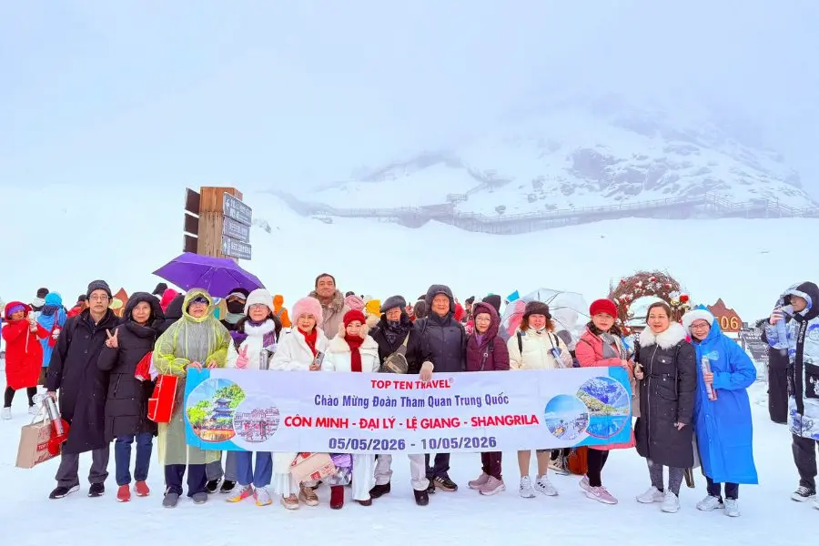 Đoàn khách Top Ten Travel cùng chụp hình trước Núi Tuyết Ngọc Long