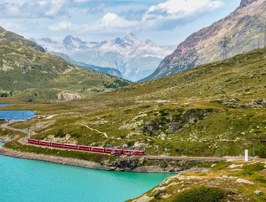 Glacier Express bắt đầu khởi hành chuyến đầu tiên vào năm 1993