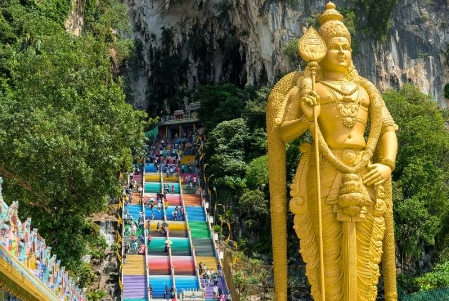  Tượng thần Murugan dát vàng cao gần 43 mét