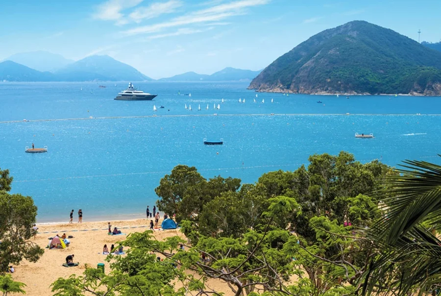 Vịnh nước cạn Repulse Bay được xem là một trong những bãi biển đẹp nhất Hong Kong