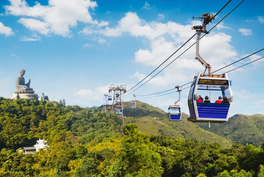 Du khách thường chọn kết hợp trải nghiệm với tuyến cáp treo Ngong Ping 360