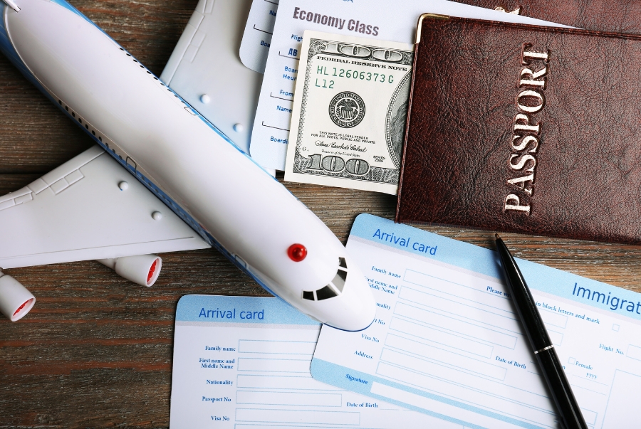 Ngoài visa thì vé máy bay, bảo hiểm và giấy tờ tuỳ thân cũng là những thứ bắt buộc