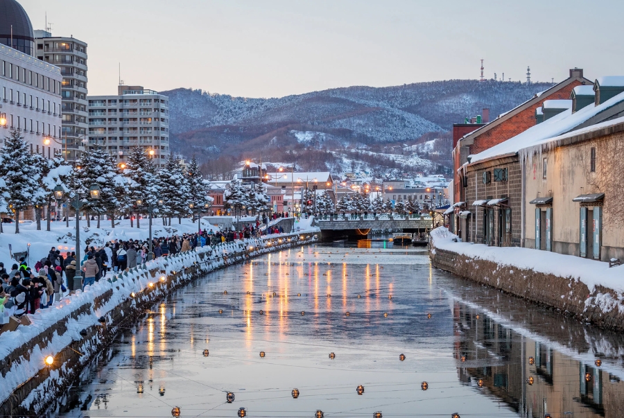 Tháng 12 là thời điểm để ngắm những đợt tuyết đầu mùa phủ nhẹ trên những rừng cây