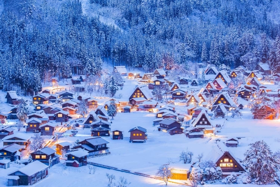 Ngôi làng Shirakawa nổi tiếng với những căn nhà tam giác Gassho zukuri được phủ đầy tuyết trắng