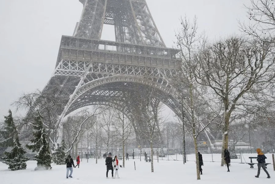 Một khi đến Paris thì chắc chắn không thể bỏ qua tháp Eiffel biểu tượng của thành phố
