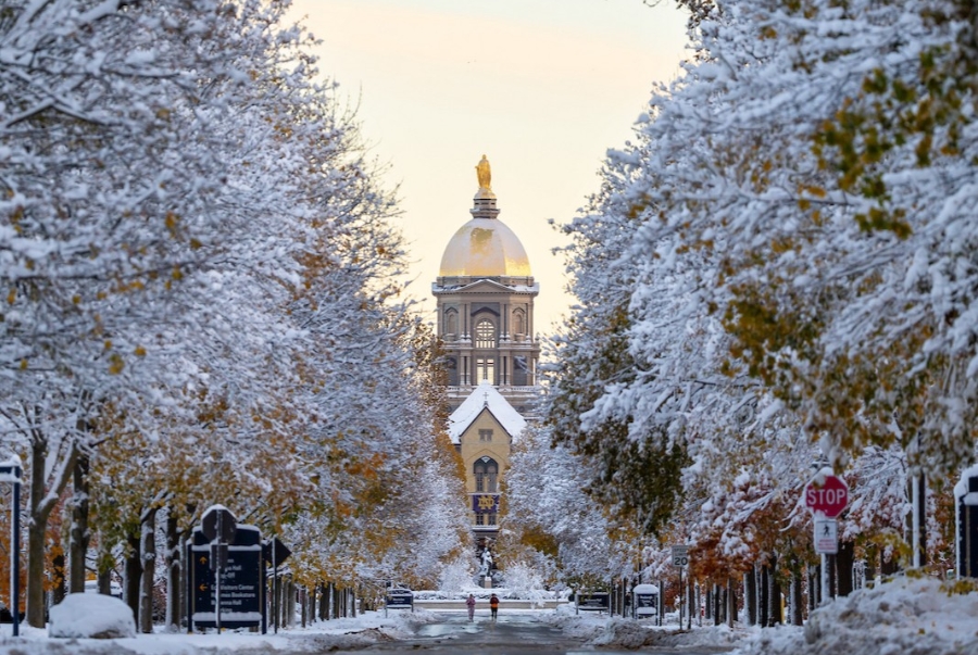 Nhà thờ Đức Bà Paris cổ kính khoác lên mình chiếc áo trắng tinh mỗi khi mùa đông về