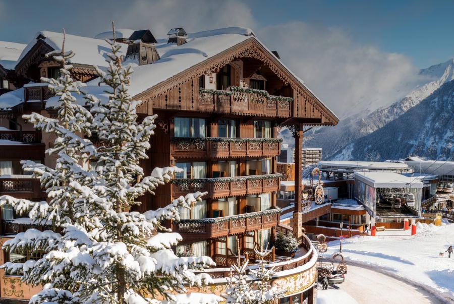 Courchevel là khu nghỉ dưỡng cao cấp hấp dẫn rất nhiều khách du lịch mỗi mùa tuyết trắng