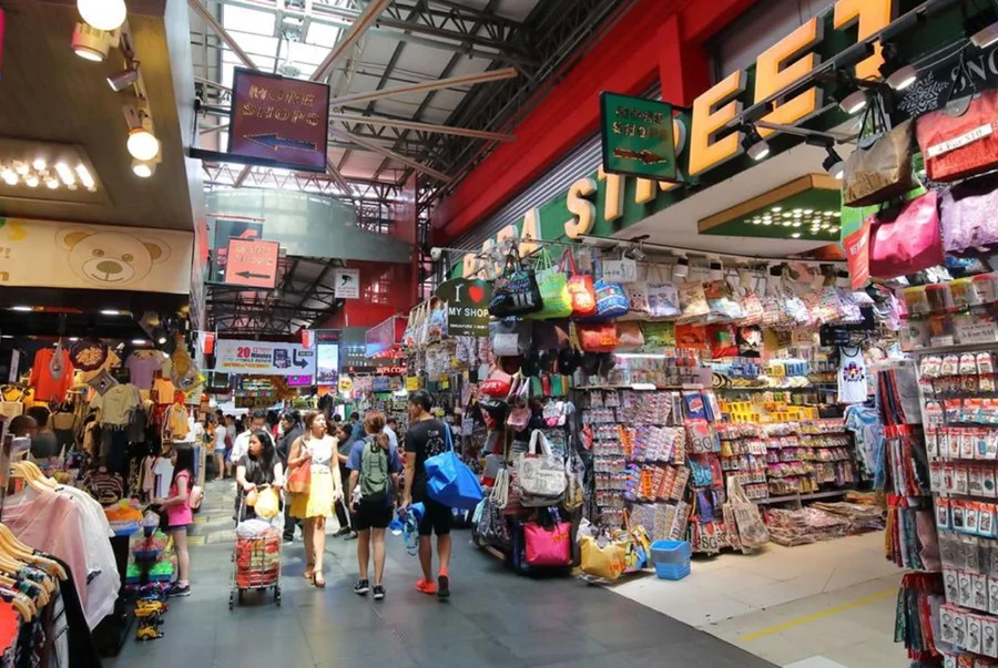Singapore nổi tiếng với nhiều khu mua sắm từ bình dân đến cao cấp với đa dạng mặt hàng và phong cách khác nhau