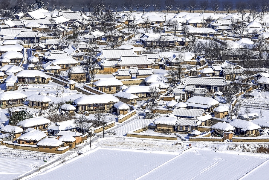 Andong nổi tiếng với những con đường làng và ngói cổ kính của làng Hahoe