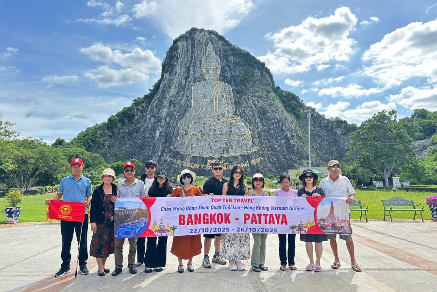 Núi Phật Vàng là biểu tượng tâm linh thiêng liêng được nhiều du khách ghé thăm