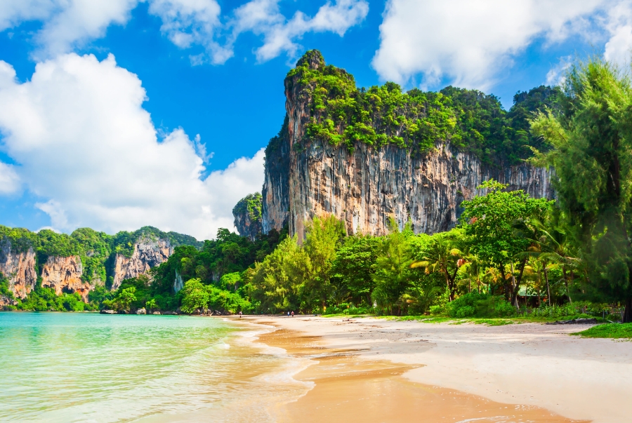 Krabi nổi tiếng với vẻ đẹp thiên nhiên hoang sơ nằm bên bờ biển Andaman