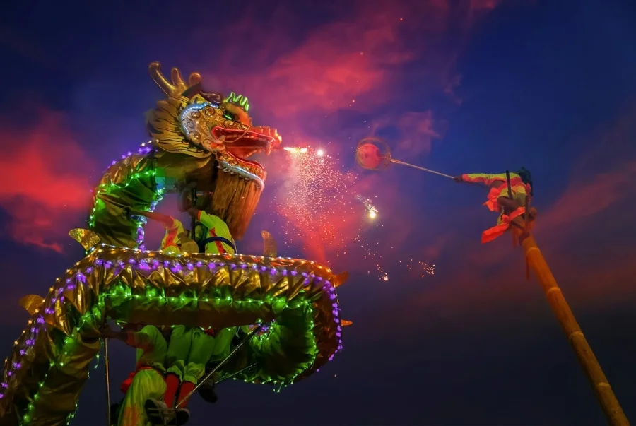 Người Thái và cộng đồng người Hoa cùng tổ chức lễ hội mừng năm mới với những màn múa lân và đốt pháo nhộn nhịp