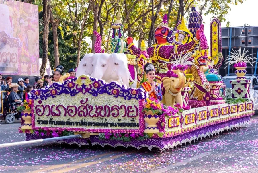 Mỗi khi đến lễ hội hoa Chiang Mai thì hàng loạt xe hoa diễu hành len lỏi khắp các con phố
