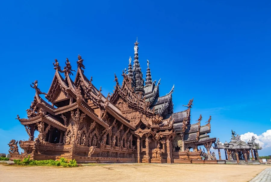 Công trình Sanctuary of Truth được xây dựng hoàn toàn bằng gỗ với những chạm khắc tinh xảo