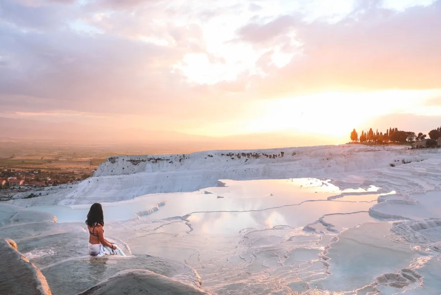 Suối khoáng trên lâu đài Bông tại Pamukkale được nhiều du khách săn đón bởi vẻ đẹp kỳ diệu