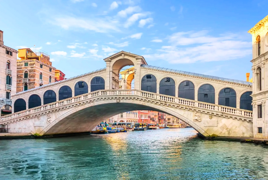 Cầu Rialto là cây cầu bắc qua kênh đào Grand Canal