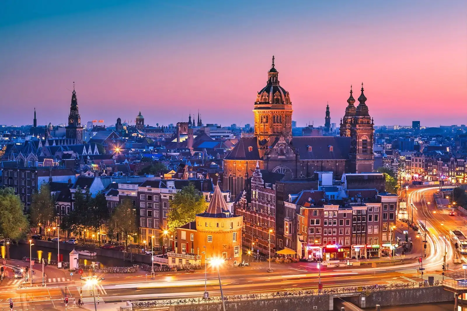 Amsterdam - thành phố sôi động bên những con kênh