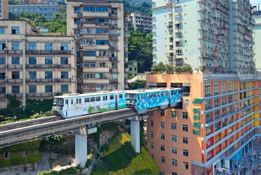 Cảnh tàu điện chạy xuyên qua tòa nhà chung cư đã gây sốt mạng xã hội