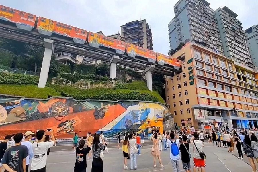 Khu quan sát dành cho du khách tập trung để ngắm tàu điện
