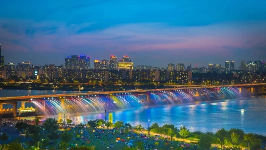 Sông Hàn không chỉ là biểu tượng của thủ đô Seoul mà còn là điểm đến lý tưởng để lưu giữ những khoảnh khắc đáng nhớ trong chuyến du lịch Hàn Quốc