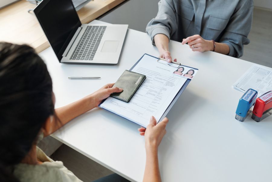 Việc chuẩn bị giấy tờ đầy đủ sẽ giúp bộ hồ sơ của bạn tăng tỷ lệ đậu lên cao hơn