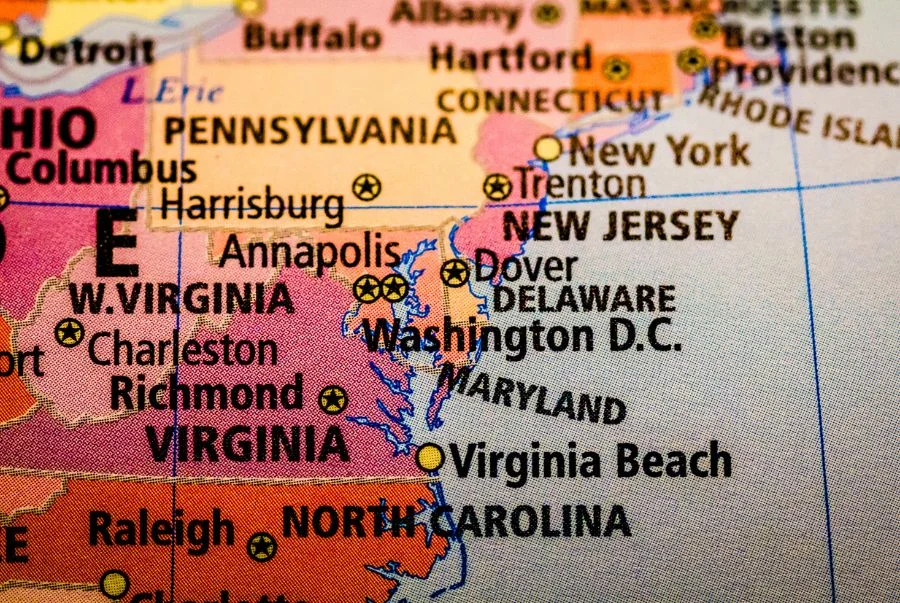 Washington D.C tọa lạc ở bờ Đông nước Mỹ, nằm giữa hai bang Maryland và Virginia