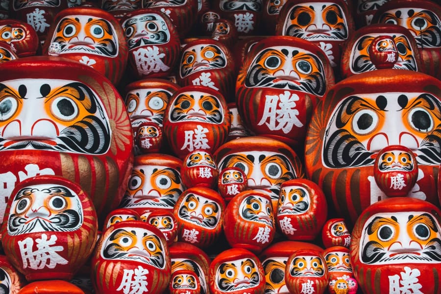 Trong số các món đồ lưu niệm truyền thống của Nhật Bản, búp bê Daruma là một lựa chọn độc đáo và mang ý nghĩa sâu sắc