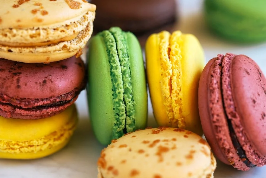 Macaron là loại bánh ngọt biểu tượng của Paris với sự đa dạng về hương vị và màu sắc