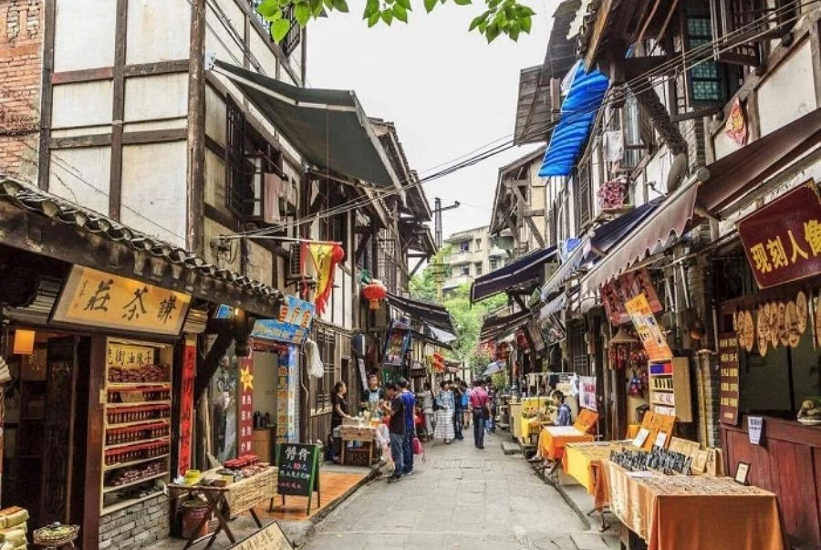 Những gian hàng đồ thủ công và quà lưu niệm trong phố cổ Ciqikou