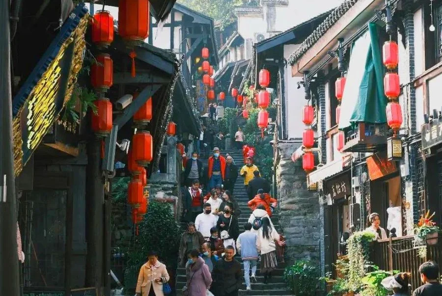 Những con ngõ nhỏ lát đá xanh, rực rỡ đèn lồng đỏ ở phố cổ Ciqikou