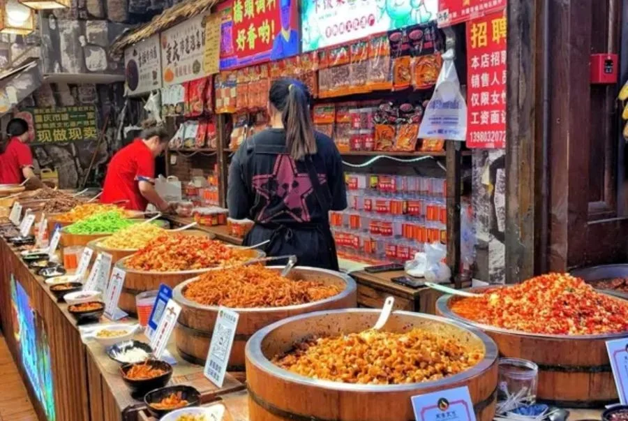 Khu chợ ẩm thực rực rỡ sắc màu, hấp dẫn du khách bởi hương vị truyền thống